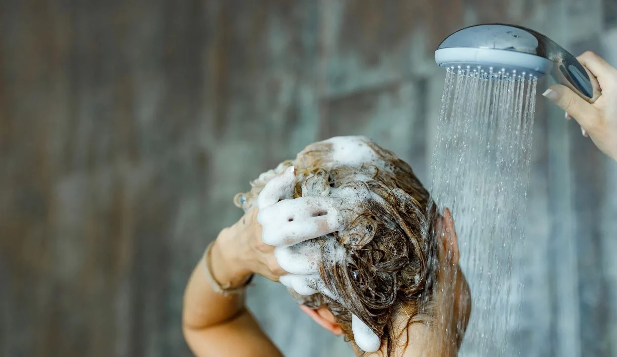 Dermatólogos revelan la frecuencia ideal para lavar el cabello y por qué lo estas haciendo mal