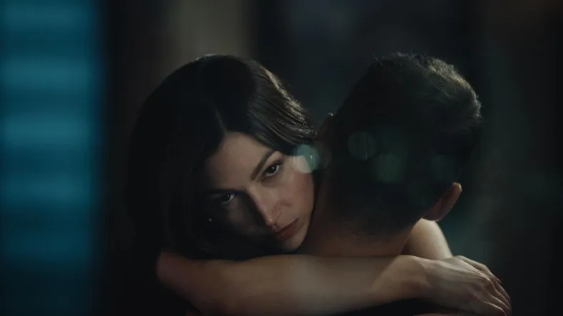 Úrsula Corberó incendia la pantalla chica con una serie de 8 episodios subida de tono 2 Moncloa ¿De qué trata la serie de Netflix con Úrsula Corberó y que tiene escenas de sexo?