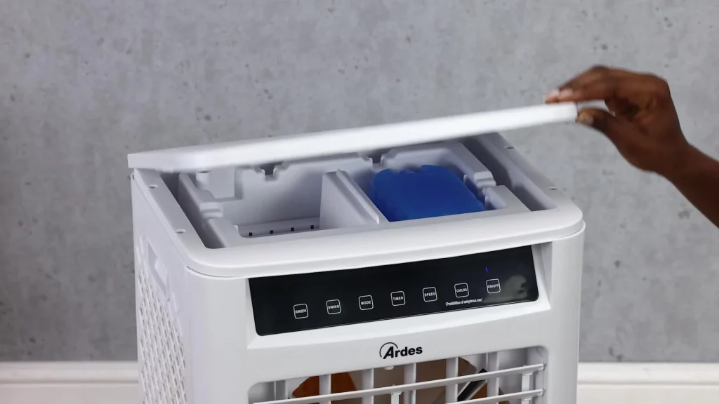 Aldi rompe el verano con este genial invento para reemplazar al aire acondicionado: enfría la habitación en minutos y solo por 60 euros 2 Moncloa Un control a distancia