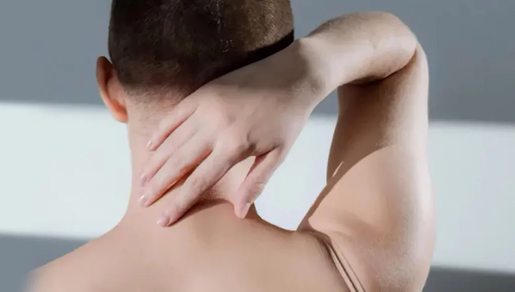 Dile adiós a los granos en la espalda: La guía definitiva para una piel libre de imperfecciones 1 Moncloa ¿Por qué salen granos de la espalda?