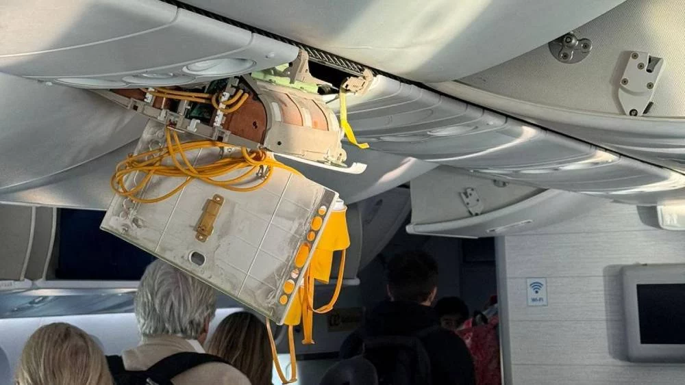 Pasajero en el portaequipajes tras una turbulencia extrema: las imágenes que sorprendieron a todos 1 Moncloa Las consecuencias del vuelo de terror en el que un pasajero quedó atrapado