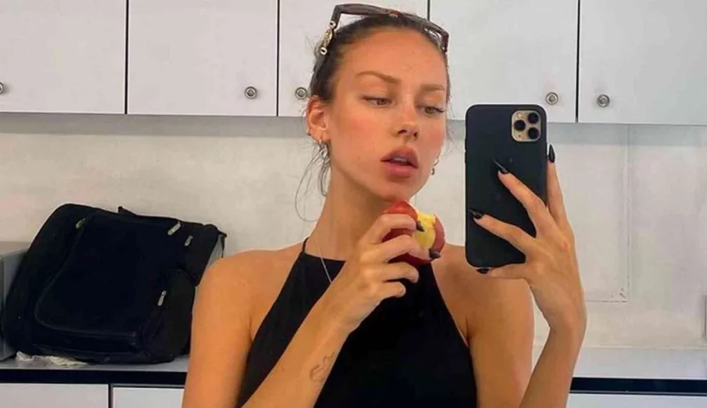 El snack milagroso de Ester Expósito para mantener su abdomen plano 1 Moncloa Este es el snack que Ester Expósito elige para cuidar su figura