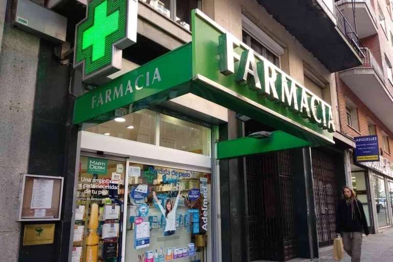 Córdoba crea la mayor red de farmacias cardioprotegidas de España con 47 desfibriladores