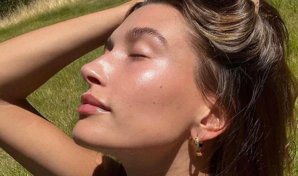 El secreto de Hailey Bieber para una piel radiante: la crema de zanahoria que debes probar 1 Moncloa Así es como Hiley Bieber logra una piel sana