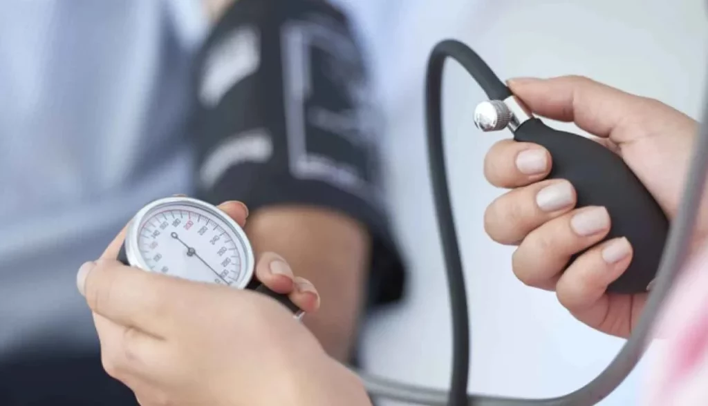 La actividad física perfecta para reducir la hipertensión arterial que puedes hacer en tu casa 2 Moncloa Otras recomendaciones para tratar la hipertensión arterial