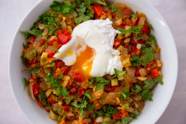 Pisto manchego con huevo poché: un toque gourmet y renovado a un clásico 2 Moncloa Preparación del huevo poché