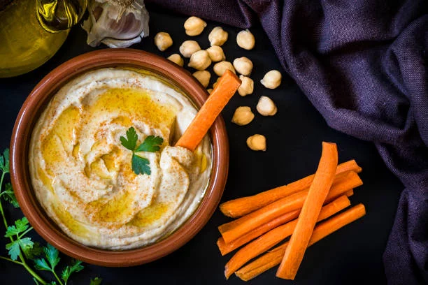 3 platos mediterráneos que debes probar este verano 3 Moncloa Hummus: crema de garbanzos irresistible