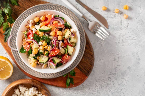 Prepara la ensalada de garbanzos más nutritiva y refrescante para los días de calor 2 Moncloa Puedes personalizarla con ingredientes de tu elección