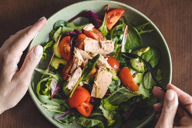 Almuerzo top: ensalada de acelga, nutritiva, veloz y deliciosa, no te la pierdas 2 Moncloa Agrega tu aderezo favorito