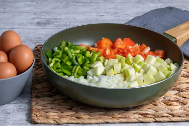 Pisto manchego con huevo poché: un toque gourmet y renovado a un clásico 1 Moncloa Preparación del pisto manchego