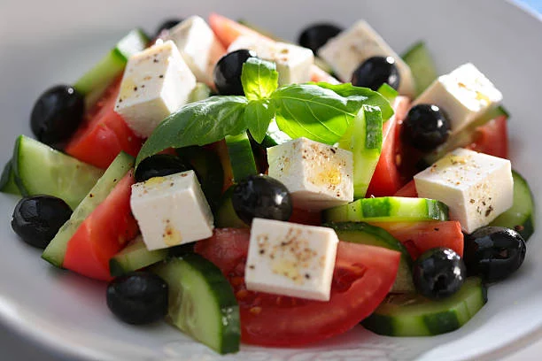 3 platos mediterráneos que debes probar este verano 1 Moncloa La reina de los platos mediterráneos: ensalada griega