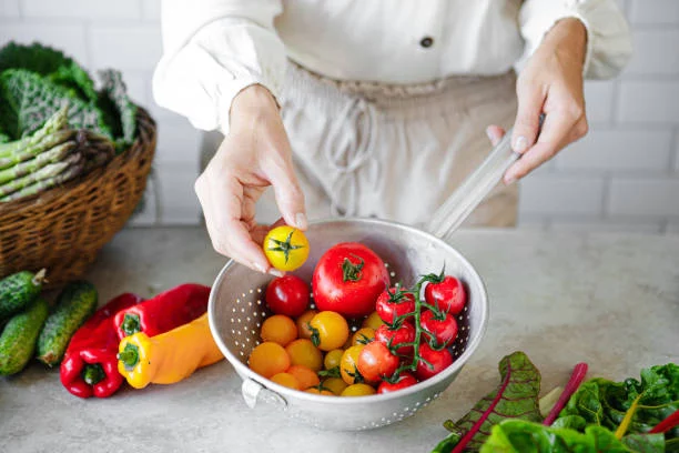 Almuerzo top: ensalada de acelga, nutritiva, veloz y deliciosa, no te la pierdas 1 Moncloa Ensalada de acelga con colores vibrantes