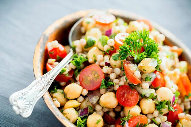 Prepara la ensalada de garbanzos más nutritiva y refrescante para los días de calor 1 Moncloa Una ensalada de garbanzos muy nutritiva