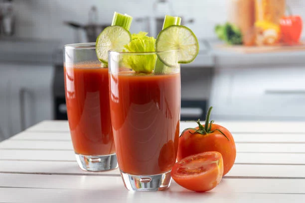 Receta casera de Bloody Mary sin alcohol: preparación fácil y sabor increíble 2 Moncloa Servir con una rama de apio