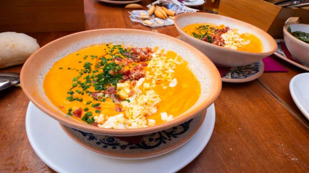 El secreto para hacer un auténtico salmorejo, la estrella de la gastronomía española 1 Moncloa Elaboración del salmorejo cordobés