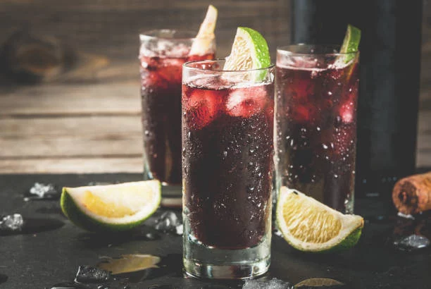 Prueba el tinto de verano, la bebida que rivaliza con la tradicional sangría 1 Moncloa Tinto de verano vs. sangría: una rivalidad refrescante
