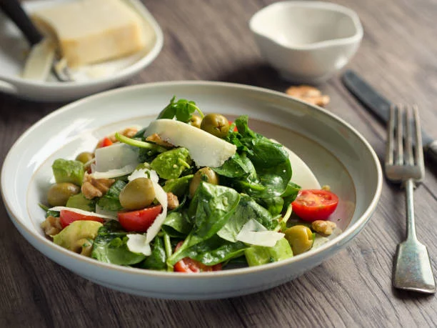 Opciones vegetales a la carne que podrían ayudarte a bajar peso y colesterol 2 Moncloa Frutos secos y verduras de hojas verdes