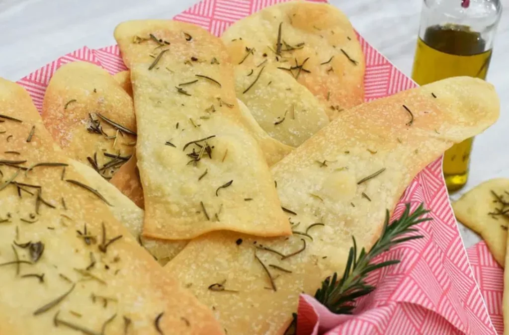 Haz pan plano crujiente en casa con 5 ingredientes básicos 2 Moncloa Toque final y cocción