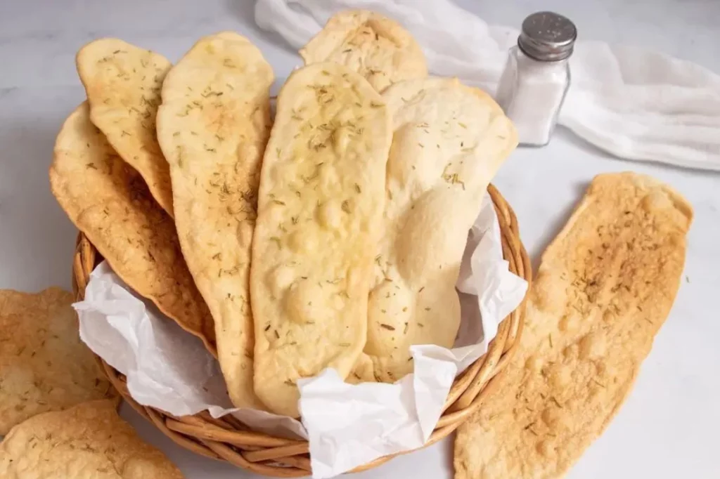 Haz pan plano crujiente en casa con 5 ingredientes básicos 1 Moncloa Preparación del pan plano (lingue di suocera)