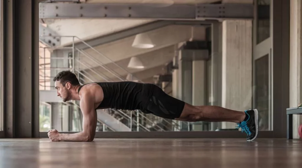 Adiós tripa cervecera en 30 segundos: el ejercicio de Harvard 1 Moncloa ¿Por qué este ejercicio es tan efectivo para eliminar la tripa cervecera?