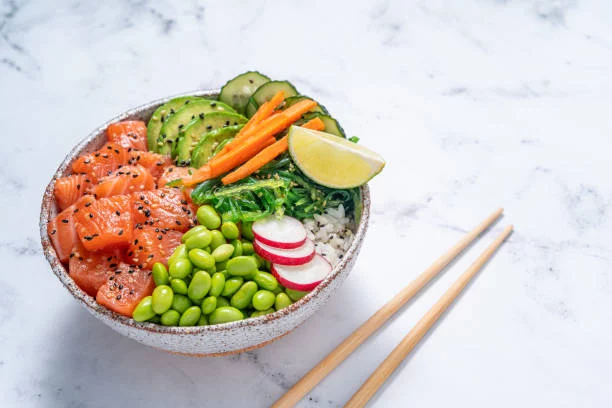 El poke bowl de 5 ingredientes que recomiendan los nutricionistas y se ha vuelto viral El poke bowl de 5 ingredientes que recomiendan los nutricionistas y se ha vuelto viral