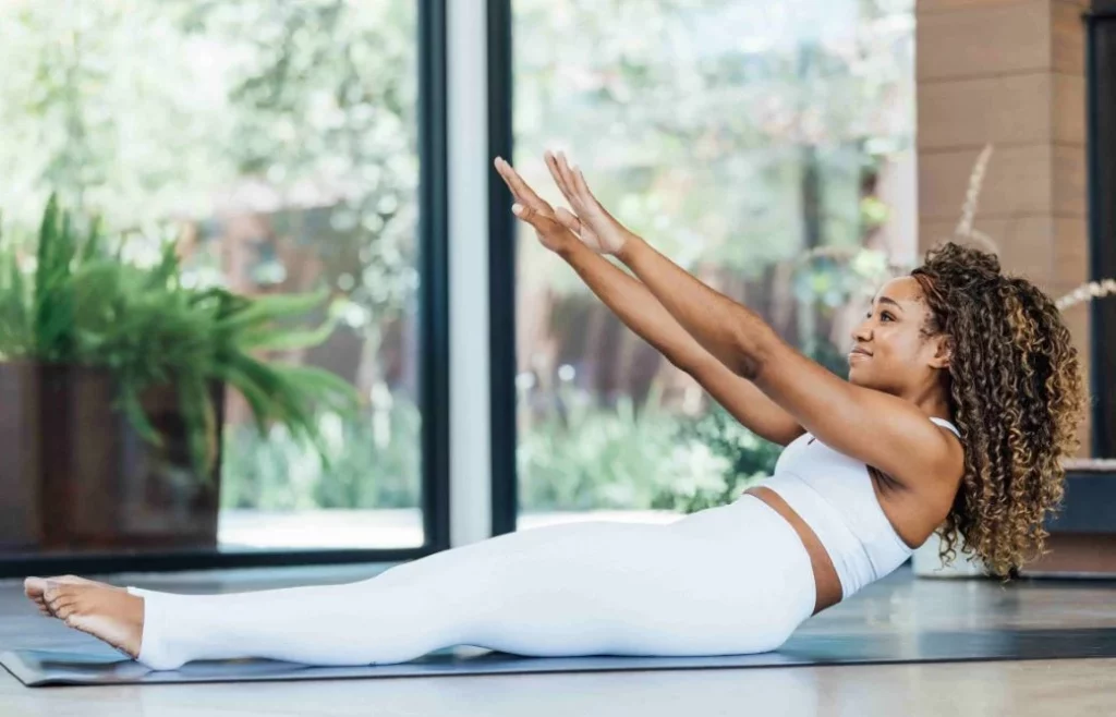 Reduce la tripa desde casa con este ejercicio de pilates 1 Moncloa ¿Cómo se realiza el ejercicio roll-up para acabar con la tripa?