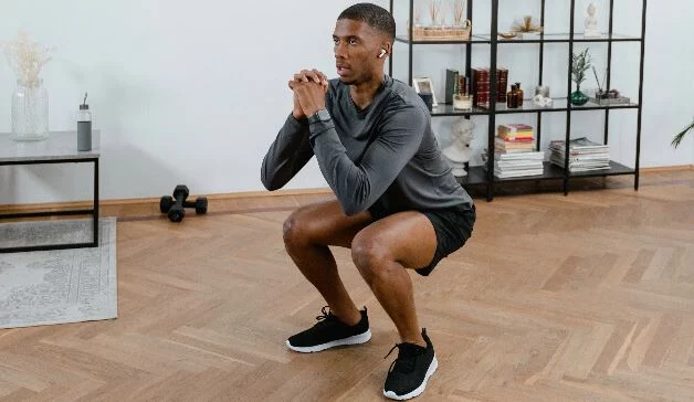 Ni plancha ni GAP: este es el ejercicio que te dará un abdomen fuerte y quemará grasa 1 Moncloa ¿Por qué las sentadillas pueden tonificar tanto como la plancha?