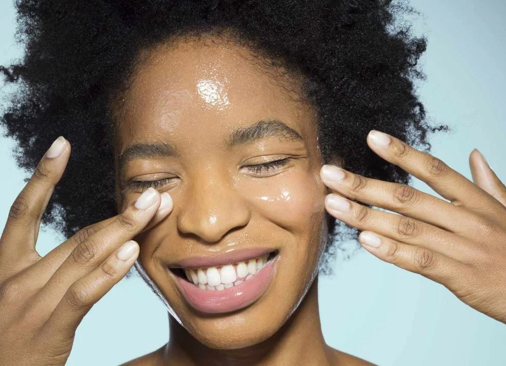 Consigue una piel de porcelana con este truco coreano que los dermatólogos adoran 1 Moncloa Así debes aplicar el truco coreano que te dejará la piel radiante