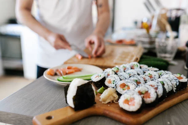 El arte del sushi en casa: guía paso a paso para principiantes El arte del sushi en casa: guía paso a paso para principiantes