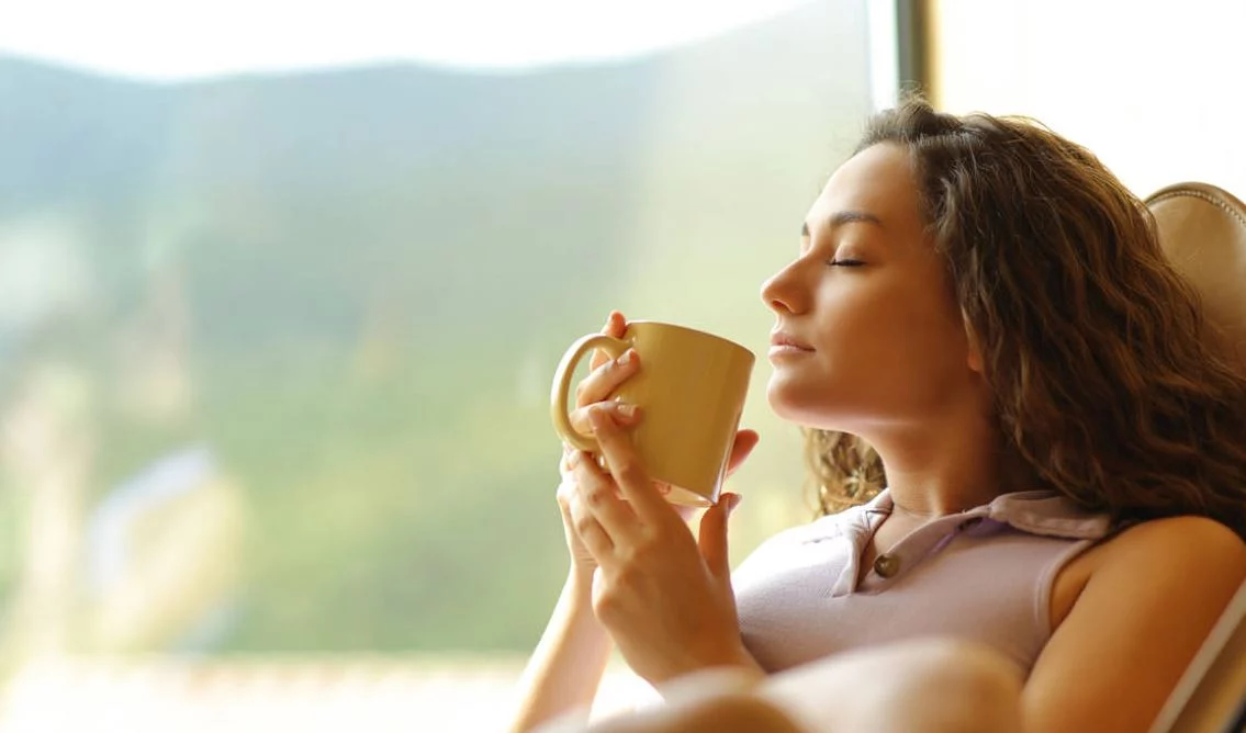 El truco del neurólogo: pon esto en tu café y tu cerebro lo notará