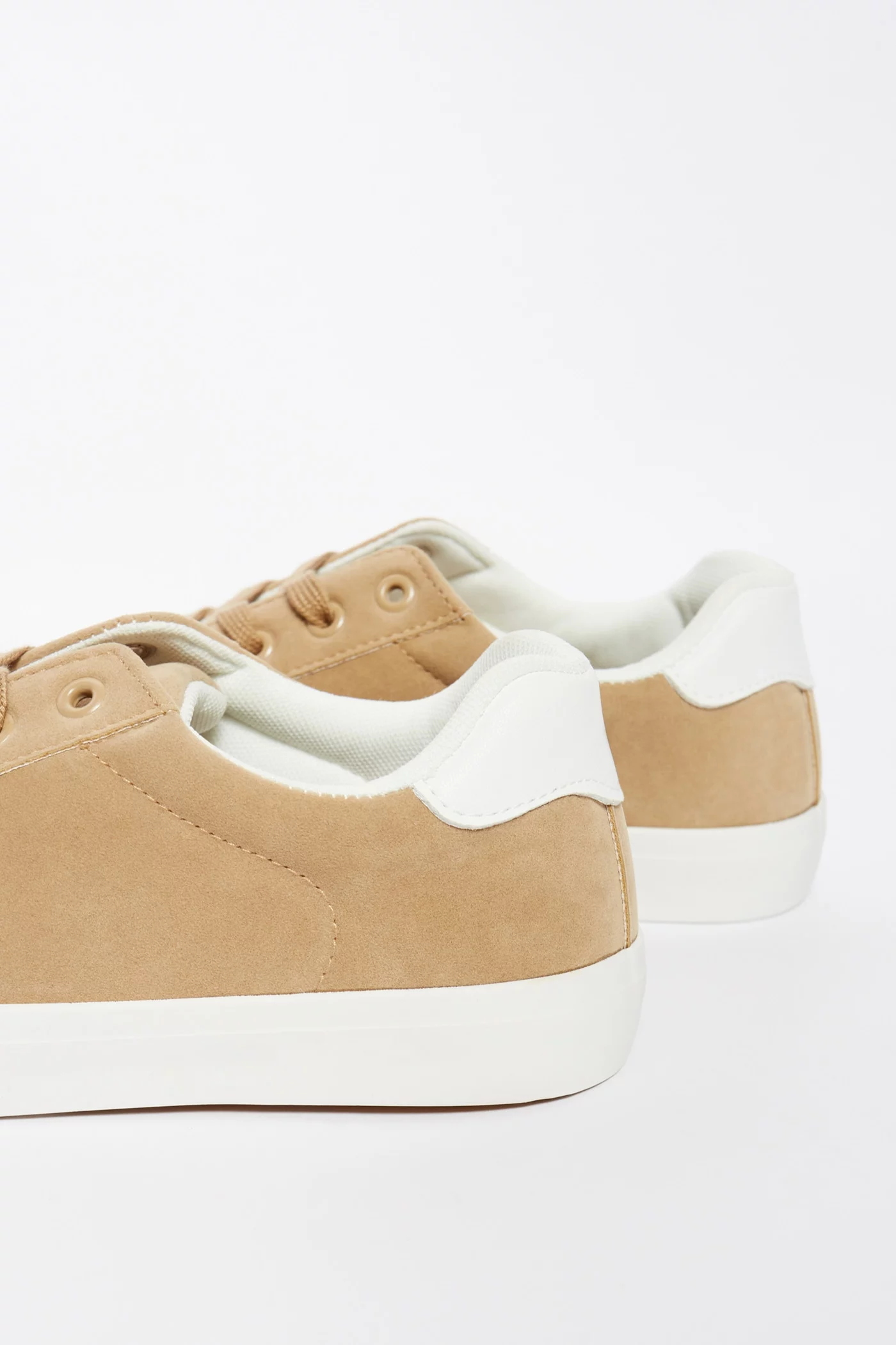 Sfera rompe el mercado con estas elegantes zapatillas para hombre a menos de 20 euros: 3 Moncloa zapatilla sfera2 Moncloa