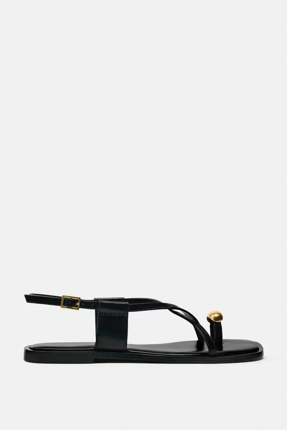 Las sandalias planas y con adorno metálico de Zara que triunfan este verano en todas las playas 1 Moncloa 11610310800 e1 Moncloa