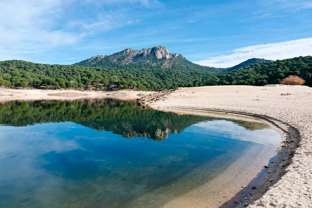Esta playa a menos de dos horas de Madrid en tren te enamorará 1 Moncloa Otra playa bonita cerca de Madrid para hacer una escapada de fin de semana