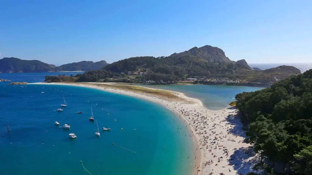 Sol y playa en la ciudad más feliz de España: una escapada a solo 4 horas de Madrid 2 Moncloa Qué hacer en una ciudad feliz