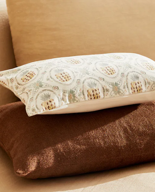 Los 5 cojines elegantes y veraniegos de Zara Home que puedes comprar por solo menos de 10 euros cada uno 3 Moncloa 2378008426 2 7 2 Moncloa