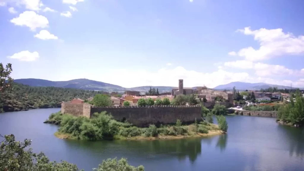 A un paso de Madrid: El paraíso secreto de aguas verdes perfecto para un paseo en kayak 1 Moncloa Escapar de Madrid: los sitios elegidos para un fin de semana