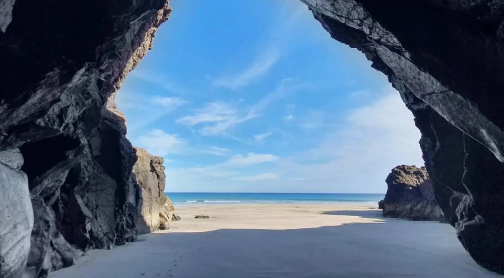 La playa secreta de España accesible solo cuando baja la marea 1 Moncloa Cómo llegar a la Cueva de Órzola, el misterioso tesoro de España