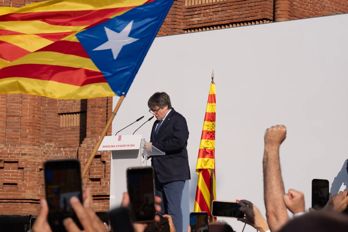 Carles Puigdemont, líder de Junts, en su vuelta a Barcelona desde el escenario montado por Òmnium Cultural Carles Puigdemont, líder de Junts, en su vuelta a Barcelona desde el escenario montado por Òmnium Cultural
