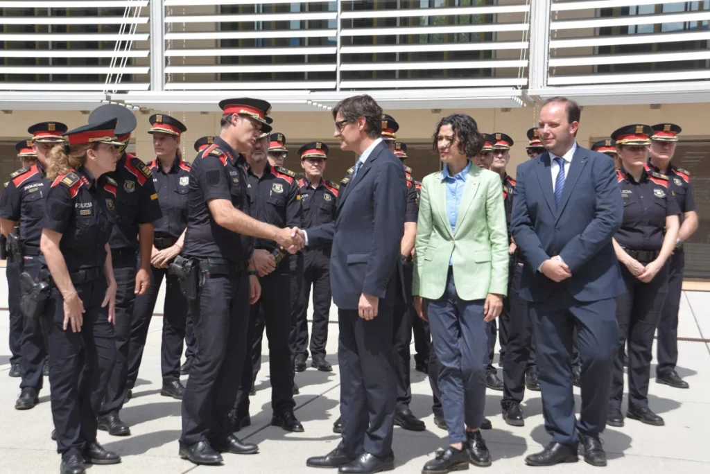 Salvador Illa saluda al jefe del fracasado operativo para atrapar a Carles Puigdemont | Fuente: Agencias