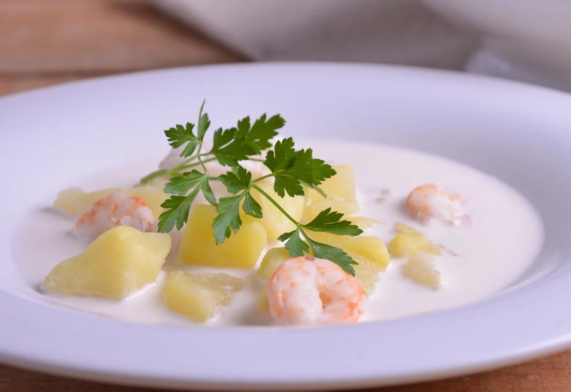 La receta de gazpachuelo de la abuela: merluza, mejillones y queso crujiente en minutos