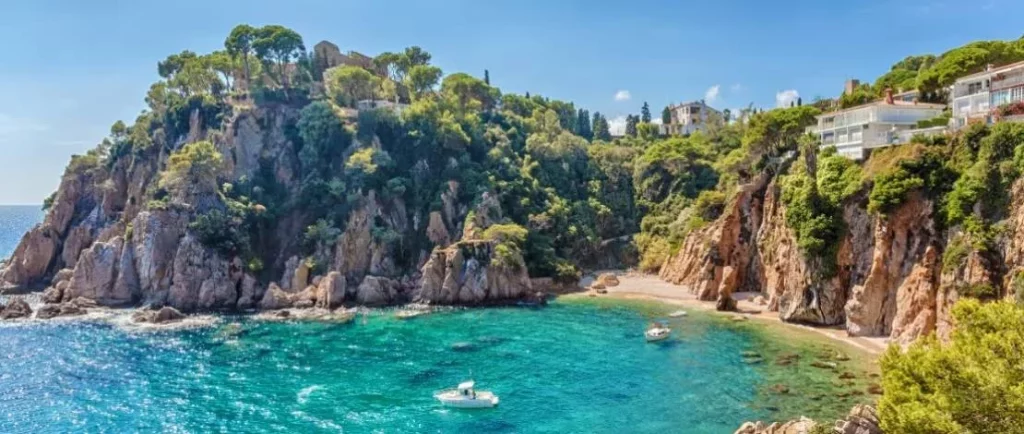 El pueblo de la Costa Brava con calas de ensueño, mar y montaña, cerca de Aragón 2 Moncloa La Costa Brava y sus encantos: las mejores playas de Girona