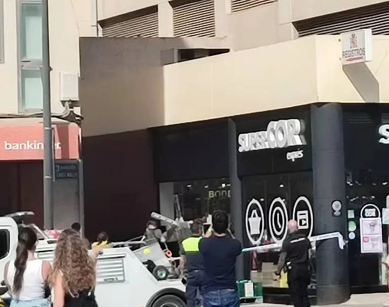 El error de aparcamiento que dejó un coche suspendido en el aire en Ibiza 1 Moncloa El error de una novata que terminó bien