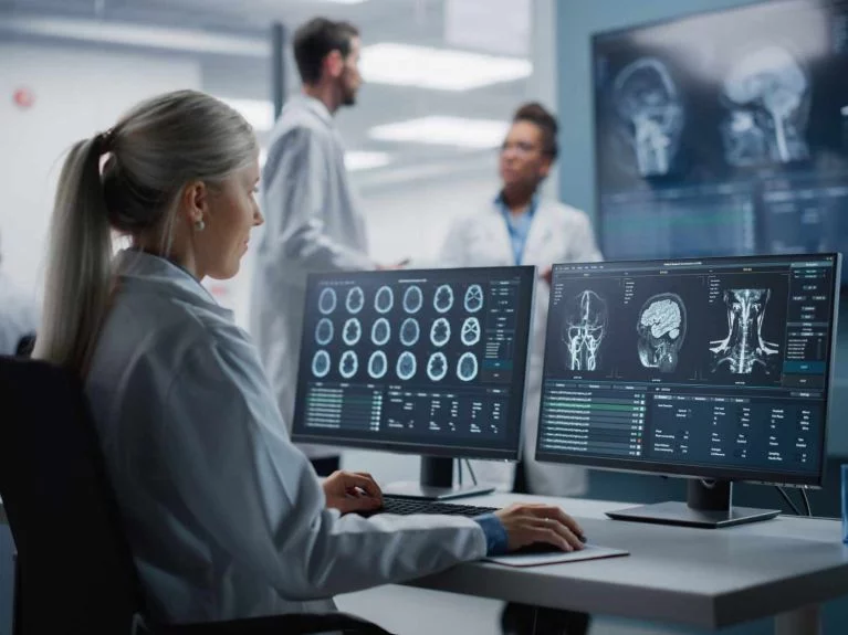 Medicina del futuro, hoy: implante cerebral con IA elimina la mitad de los síntomas del Parkinson 1 Moncloa Cómo funciona este chip cerebral impulsado con inteligencia artificial que revoluciona la medicina