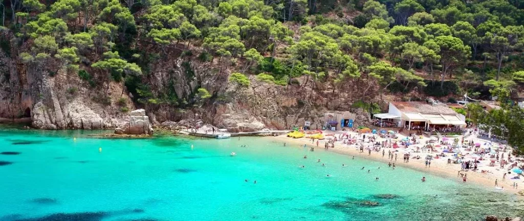 El pueblo de la Costa Brava con calas de ensueño, mar y montaña, cerca de Aragón 1 Moncloa Los mejor de la Costa Brava: lo que no hay que perderse de Girona