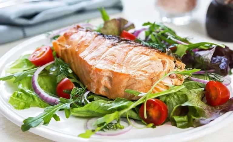 Ensalada templada con salmón y miel mostaza, una delicatessen para este verano