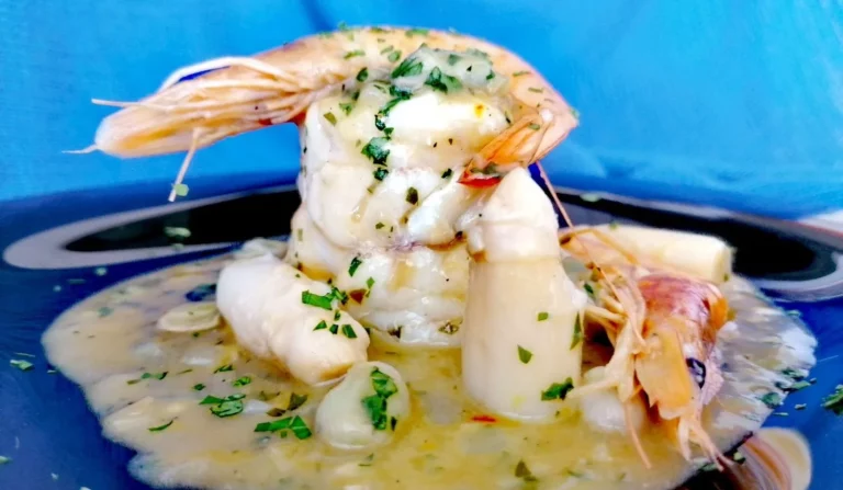 Receta muy marinera de Merluza en salsa con pulpo y gambas