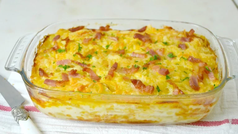 Receta de patatas gratinadas con queso, bacon y nata al horno para una cena especial