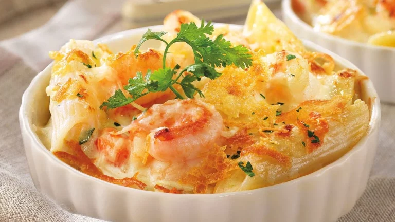 Sorprende a los pequeños de la casa con estos macarrones gratinados con gambas que sin duda amarán