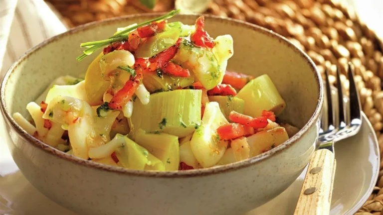 Aprende a hacer este plato simple pero delicioso: sepia salteada con puerro y bacon