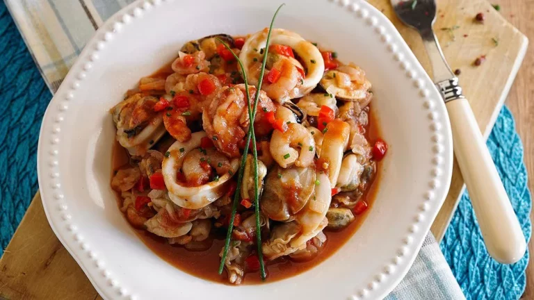 Aprende a hacer esta cazuela de calamares llena de tradición y sabor